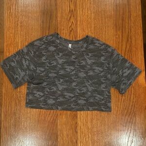 Fabletics Dark Grey Camo Crop Tee - Size Small